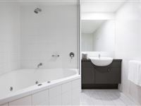 1 Bedroom Spa Apartment - Mantra Southbank Melbourne